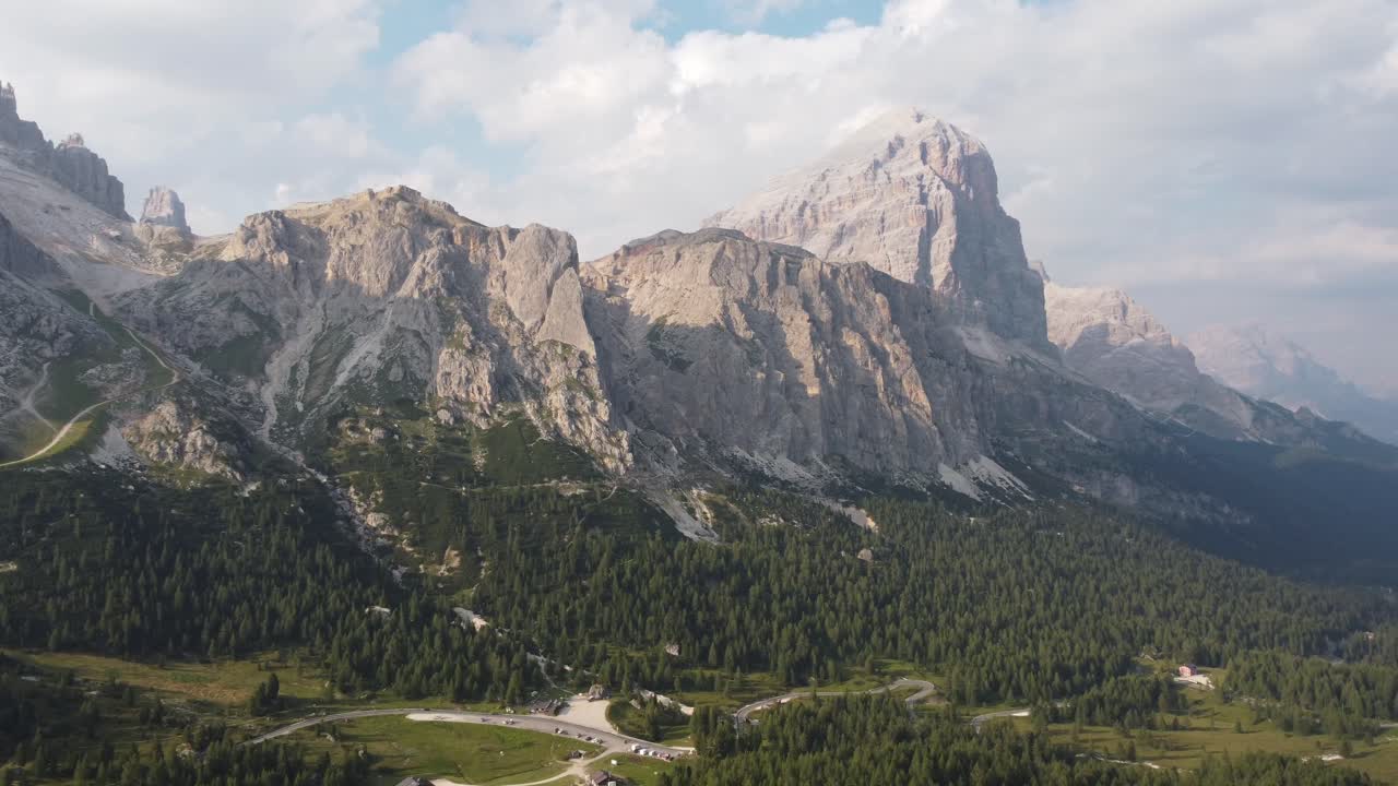vistas a la montaña de tofana di roses en dolomitas