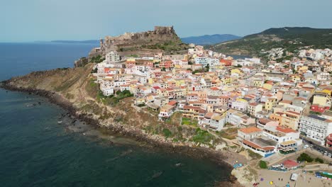 playa de castelsardo y antiguo castillo en cerdeña, italia - antena de drones de 4k