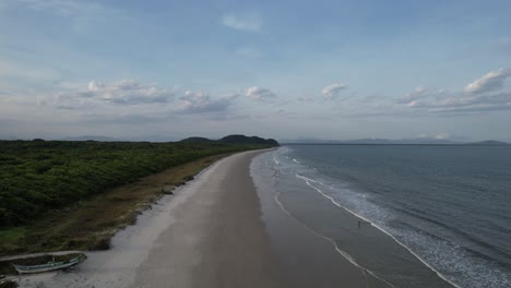 Imagen-Aérea-Panorámica-De-Playas-Y-Bosques,-Ilha-Do-Mel,-Paraná,-Brasil.