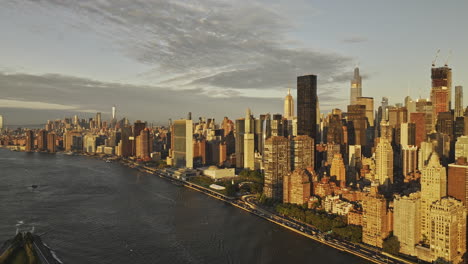 NYC-New-York-Luftaufnahme-V375-Filmischer-Drohnenüberflug-über-Den-East-River,-Der-Die-Stadtlandschaft-Von-Lower-Und-Midtown-Manhattan-Einfängt,-Wobei-Das-Morgenlicht-Die-Skyline-Der-Stadt-Ins-Licht-Taucht---Aufgenommen-Mit-Mavic-3-Pro-Cine---September-2023