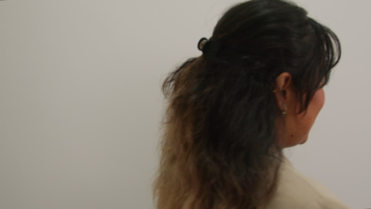 남자와 여자 교사들이 학교 건물 1의 복도를 따라 걸어가는 동안 만나고 이야기합니다.