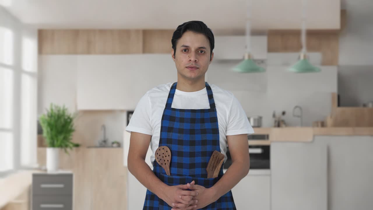 cocinero indio confiado mirando a la cámara