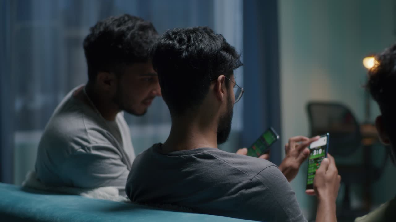 온라인 앱의 스테이크에 대해 논의하는 인도인 남자들