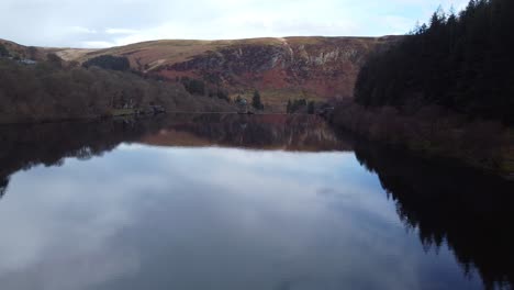 Reflejos-De-Un-Lago-En-El-Valle