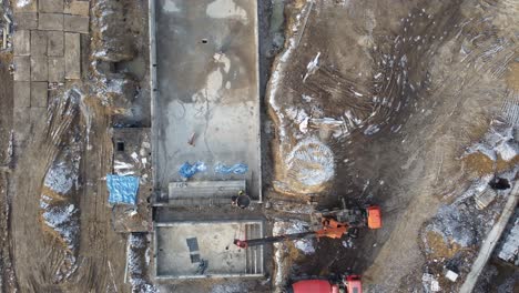 drones aéreos de un sitio de construcción de una piscina, bloques de hormigón de encofrado ya terminados y adhesivos de construcción, escalones ya preparados y listos para el relleno de hormigón.