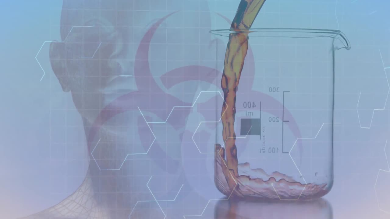 signo de peligro para la salud, cara humana digital y líquido que fluye en un vaso. propagación de covid-19