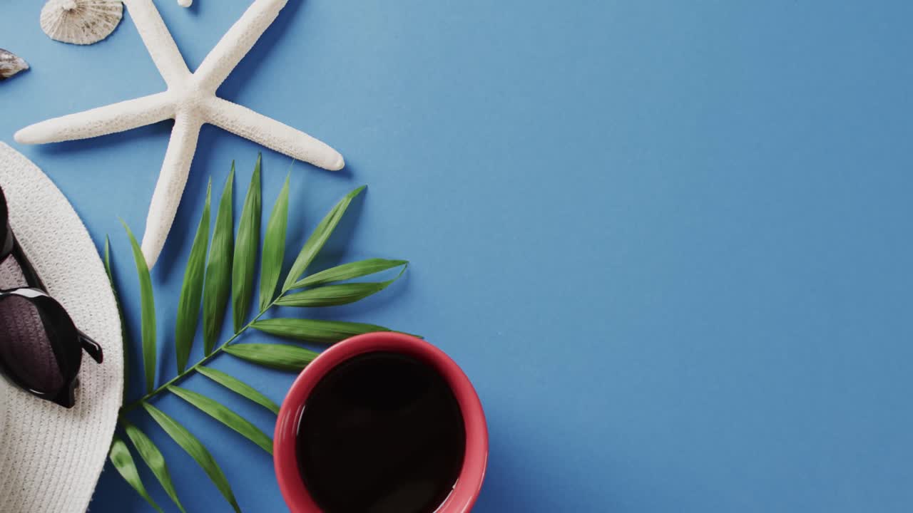 primer plano de conchas, gafas de sol, sombrero, hoja, olla roja y espacio de copia sobre fondo azul