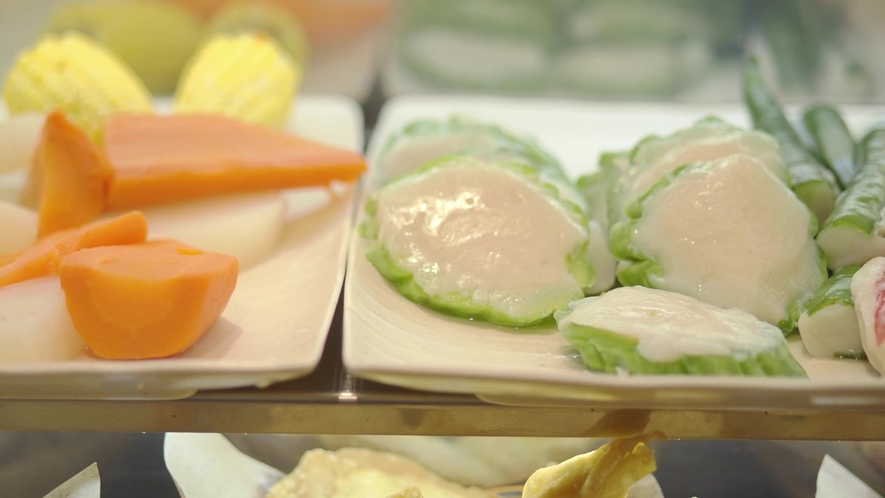 陳列された調理用の新鮮な野菜の盛り合わせ