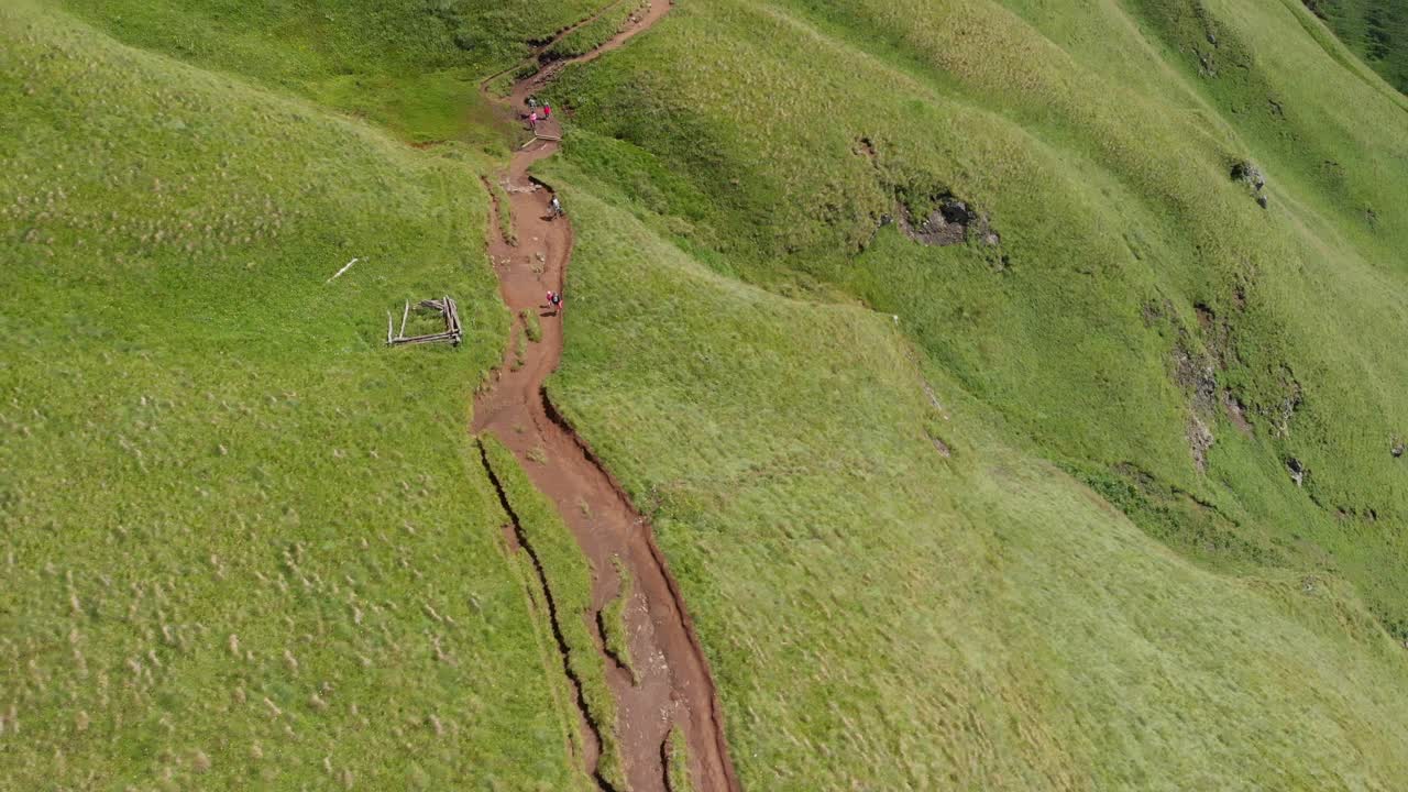 senderismo en dolomitas italia con un dji mavic air y un yi 4k+ en un estabilizador