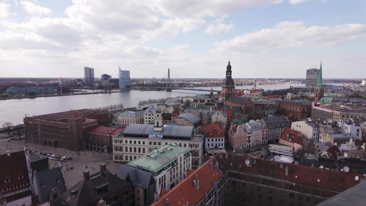 POV che si affaccia sul centro storico di Riga e sul fiume Daugava da un'antica torre di chiesa