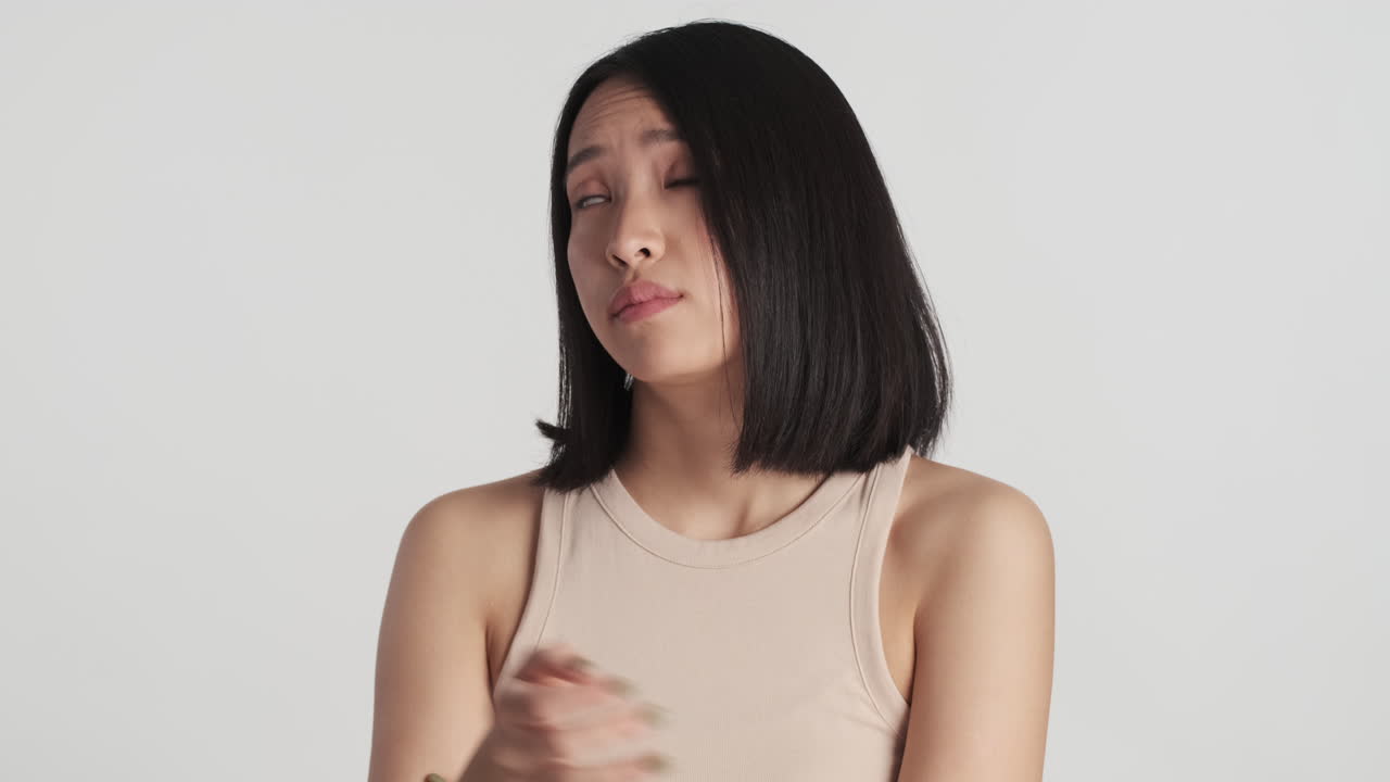 카메라에 관심을 잃는 아시아 여성.