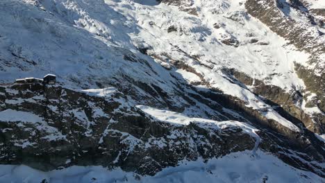 vista aérea de la diversidad de una montaña suiza en los alpes, picos rocosos, llanuras nevadas
