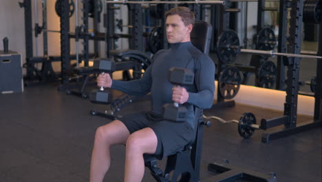 Hombre-Atlético-En-Forma-Haciendo-Flexiones-De-Martillo-Con-Mancuernas-En-El-Gimnasio-En-Cámara-Lenta