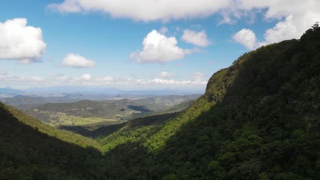 vista de drones desde el mirador de las cataratas moran en las selvas tropicales de gondwana, declaradas patrimonio mundial de nesco, en los parques nacionales de lamington