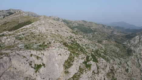 克羅埃西亞高高的岩石山脈與非常美麗的海岸的背景