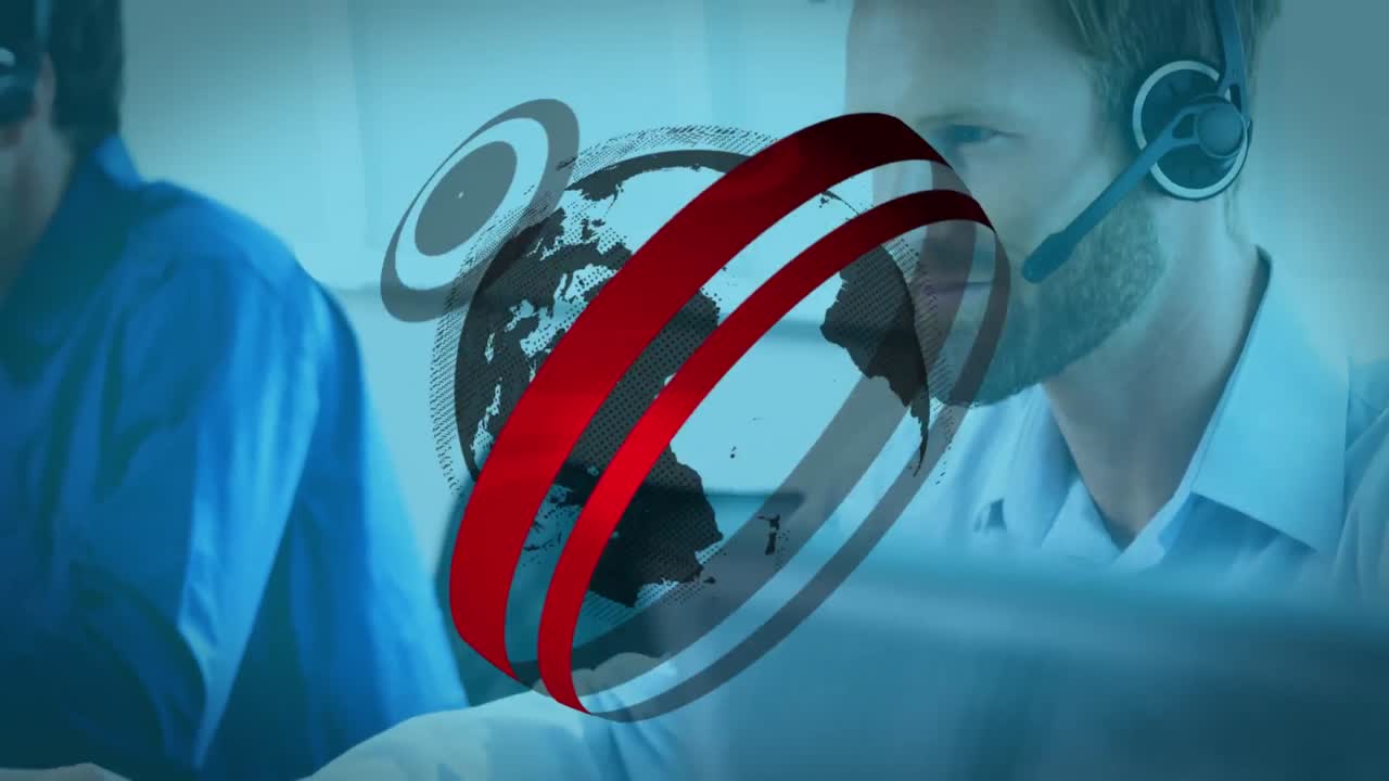 анимация вращающегося глобуса против кавказского мужчины в телефонных наушниках, работающего в офисе