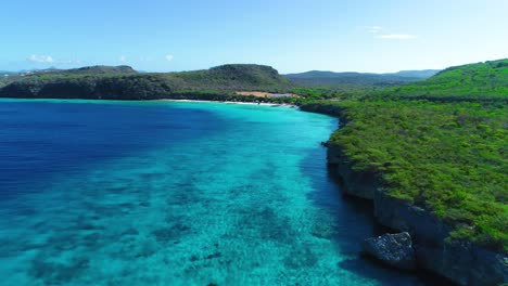 Vista-Aérea-Panorámica-De-La-Costa-Verde-De-Curacao-Con-Aguas-Del-Océano-Azul-Turquesa-Profundo