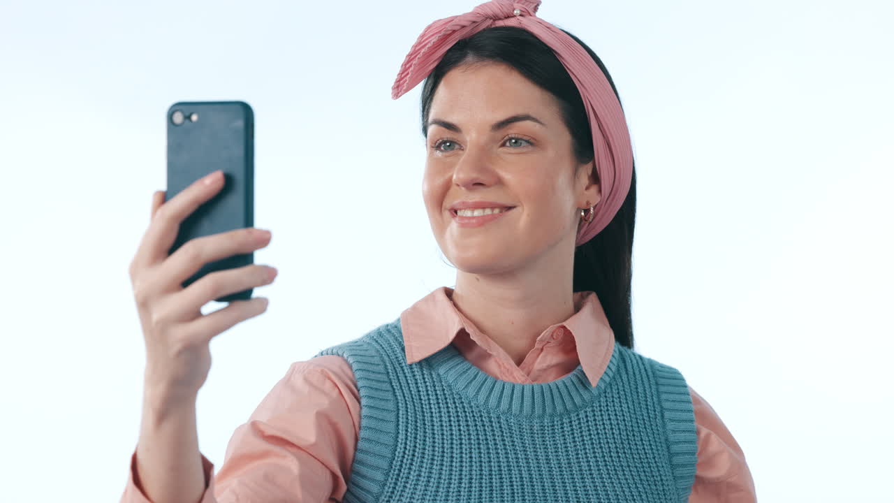 selfie, moda y signo de paz con una red social