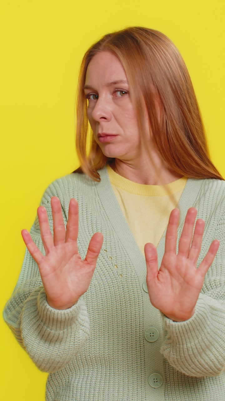 mujer caucásica con el cabello rizado señalando dedos a sí misma se siente inocente no es su culpa fallo error