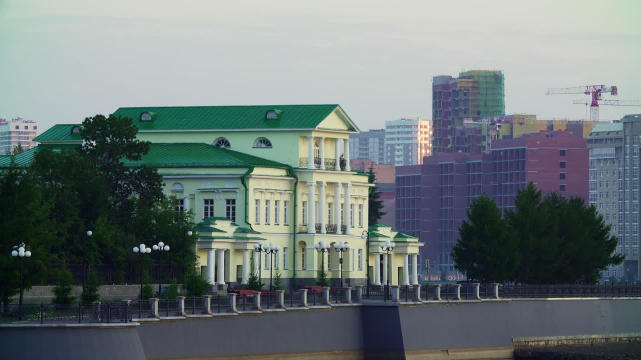 paisaje urbano con edificios históricos y vistas al río