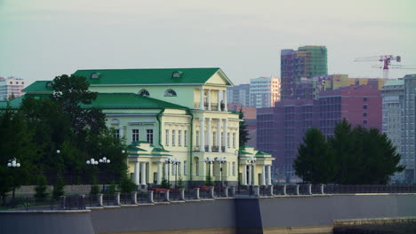 paisaje urbano con edificios históricos y vistas al río
