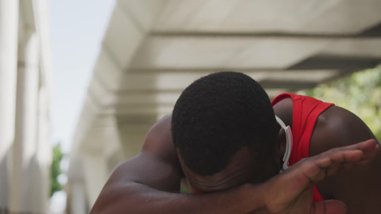 hombre de formación en un entorno urbano tomando un descanso