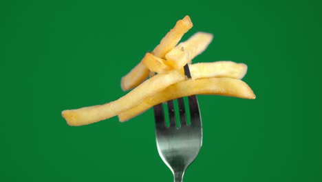 las papas fritas en un tenedor giran lentamente.
