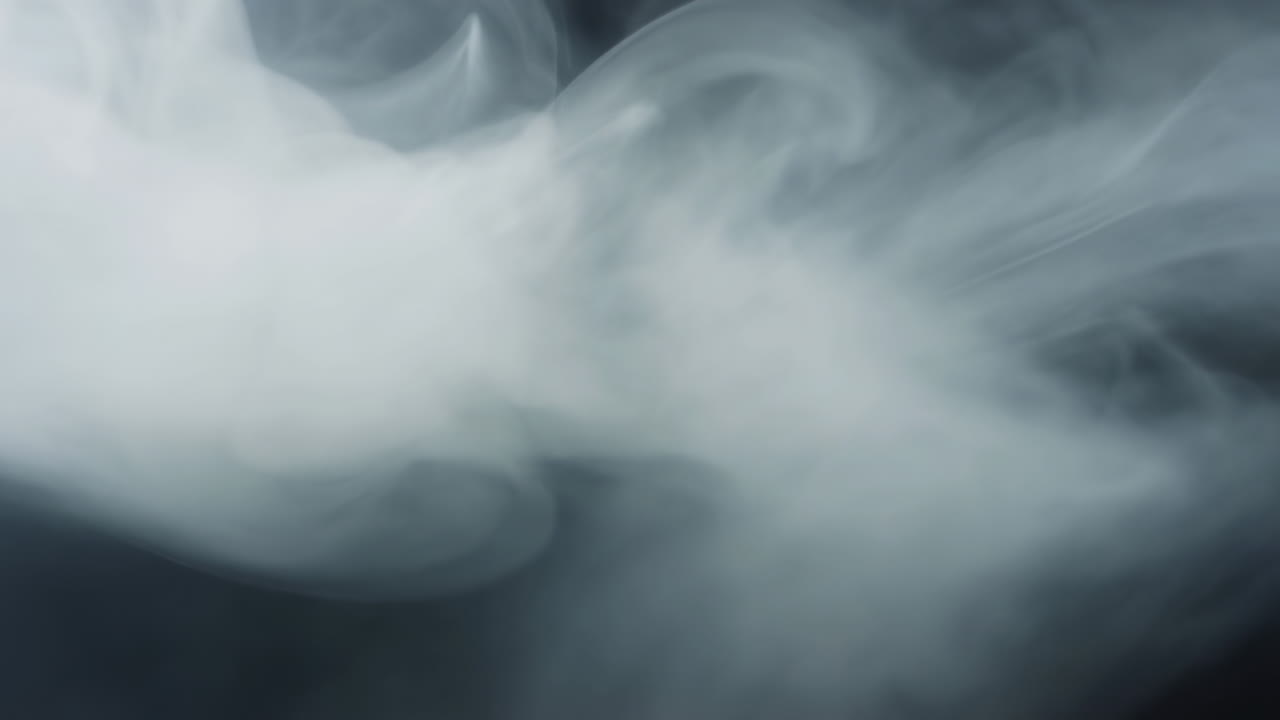 Fumo Bianco che Volteggia e si Espande su Sfondo Scuro