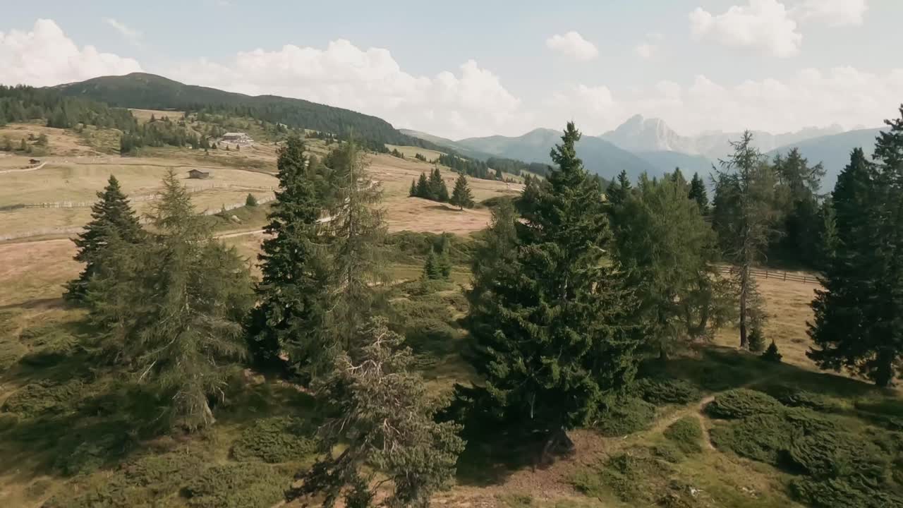 Beauty of the Italian mountain plateau through an FPV drone's perspective
