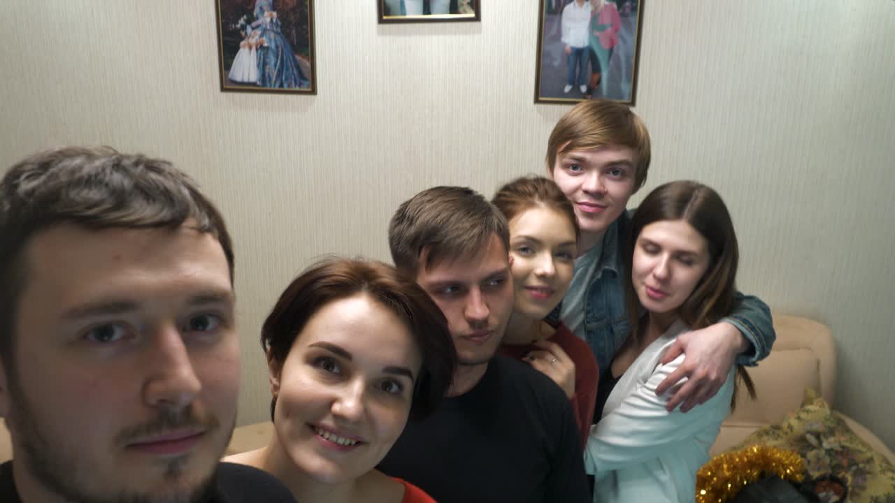 친구 들 이 파티 에서 재미 를 느끼고 있다