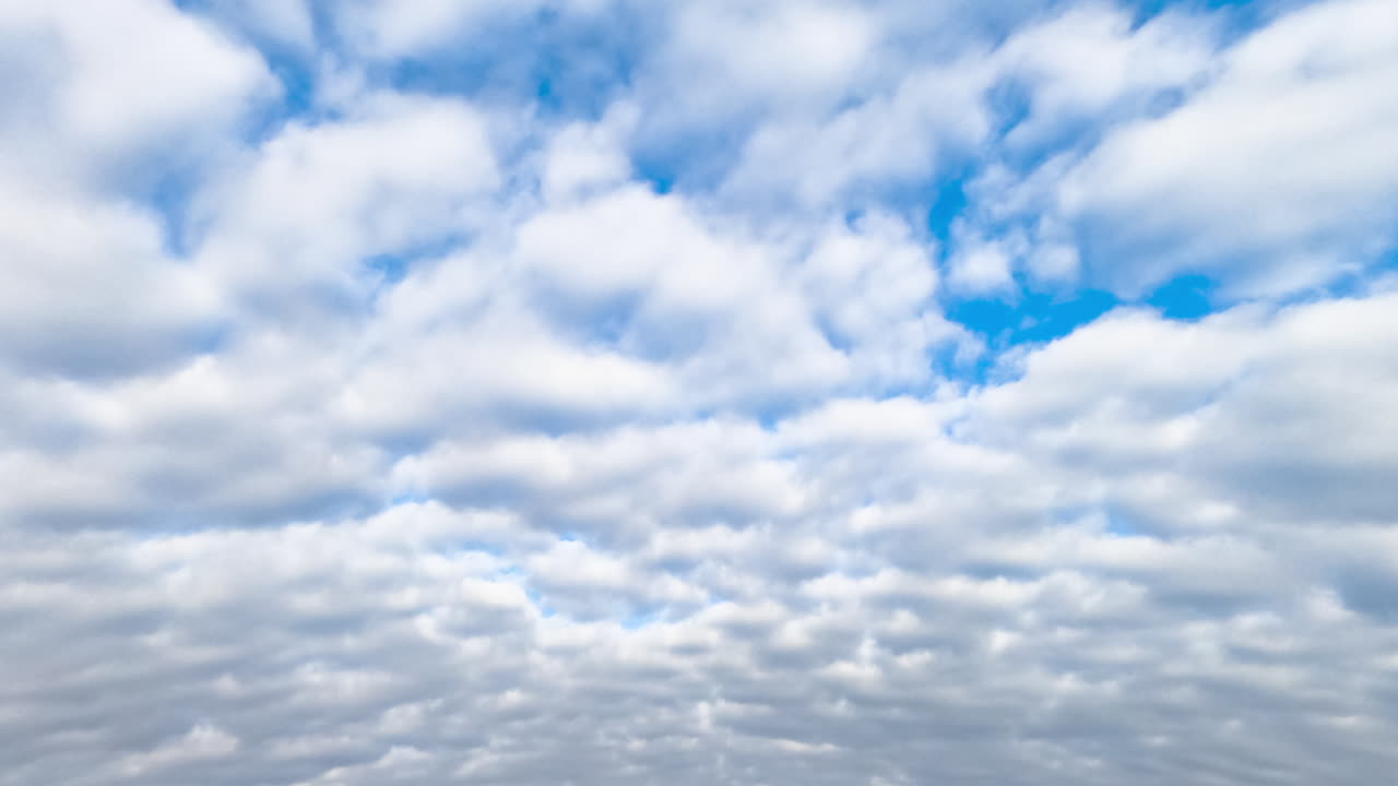 el cielo azul nublado