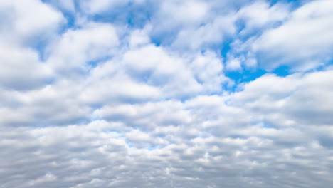 el cielo azul nublado