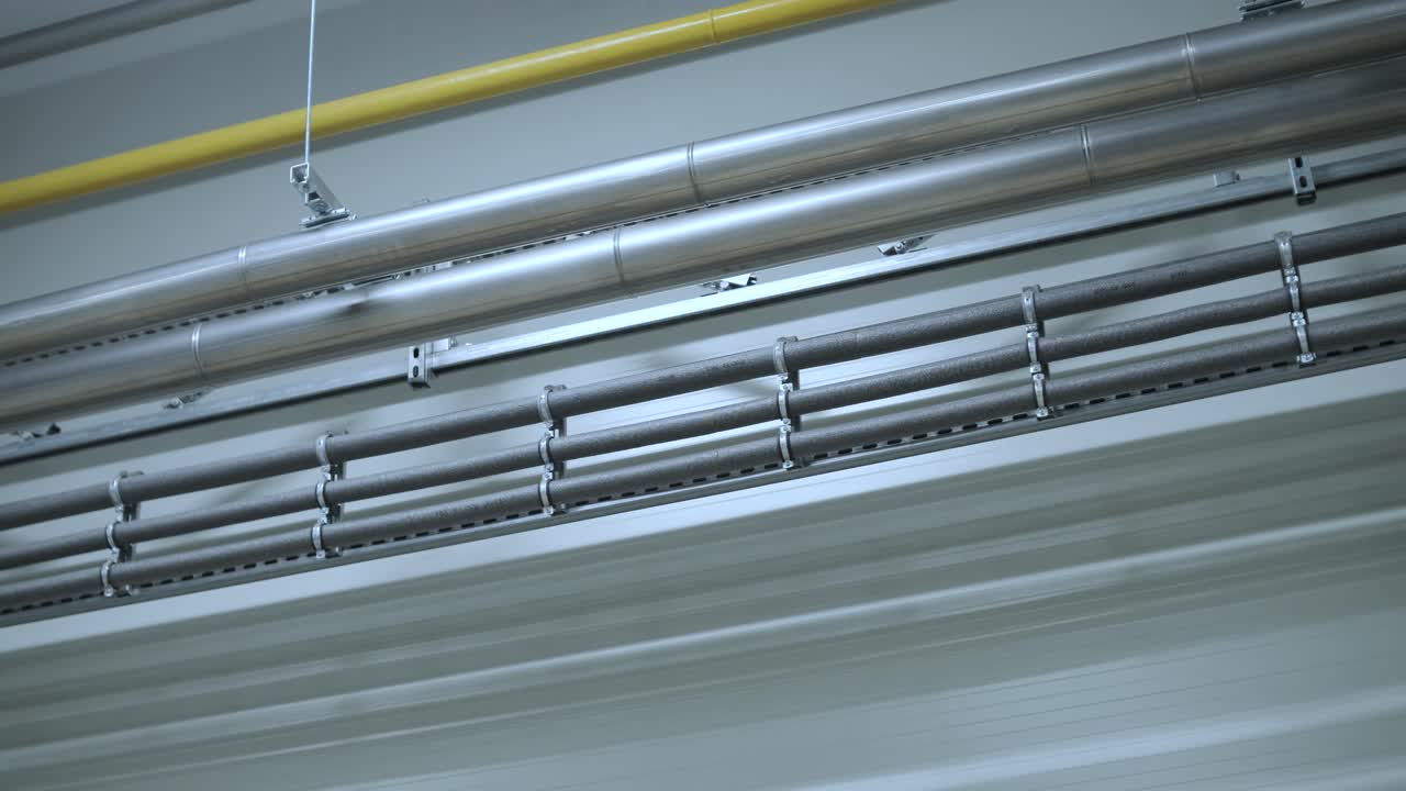 벽 배경에 파이프, 물 시스템 및 전기 시스템 파이프  콘크리트 벽에 건물 텍스처 배경, 수평 선