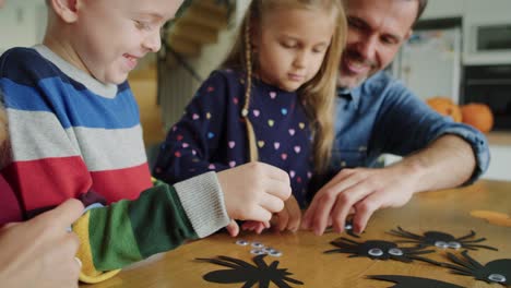 Handheld-Video-Einer-Familie,-Die-Dekorationen-Für-Halloween-Vorbereitet