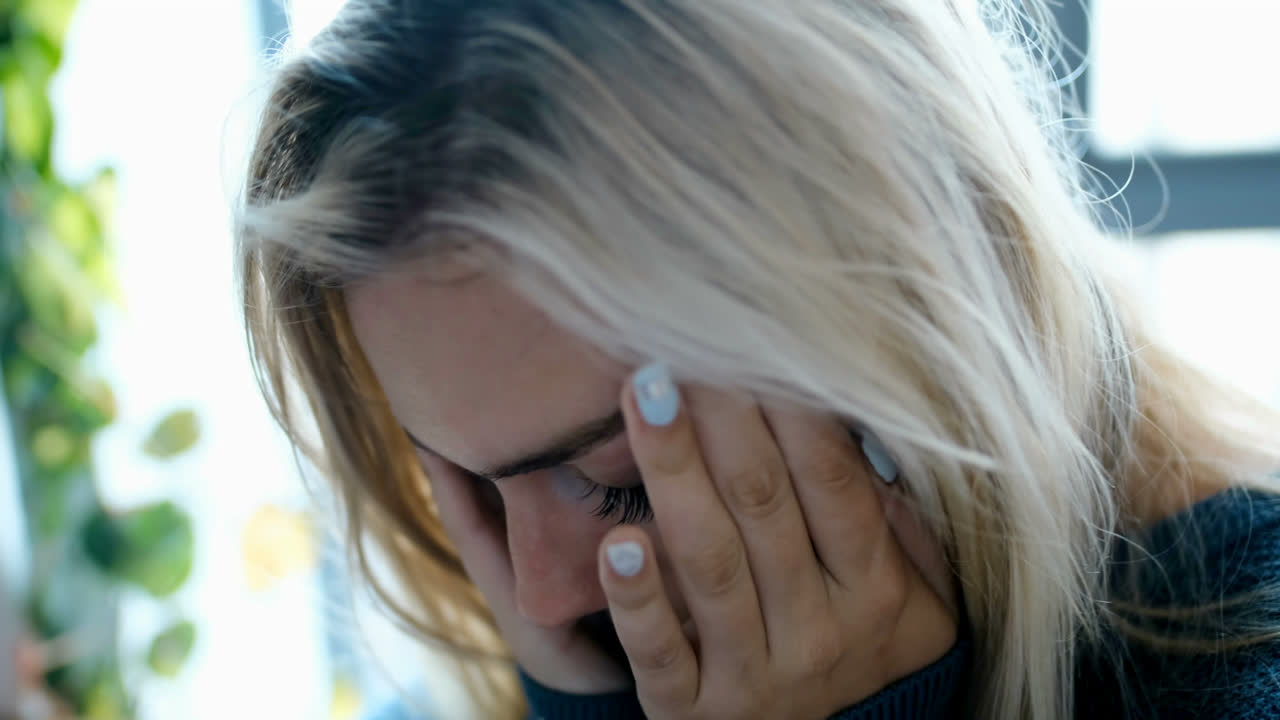 걱정 된 여자 는 집 에서 카메라 를 보고 있다 4k