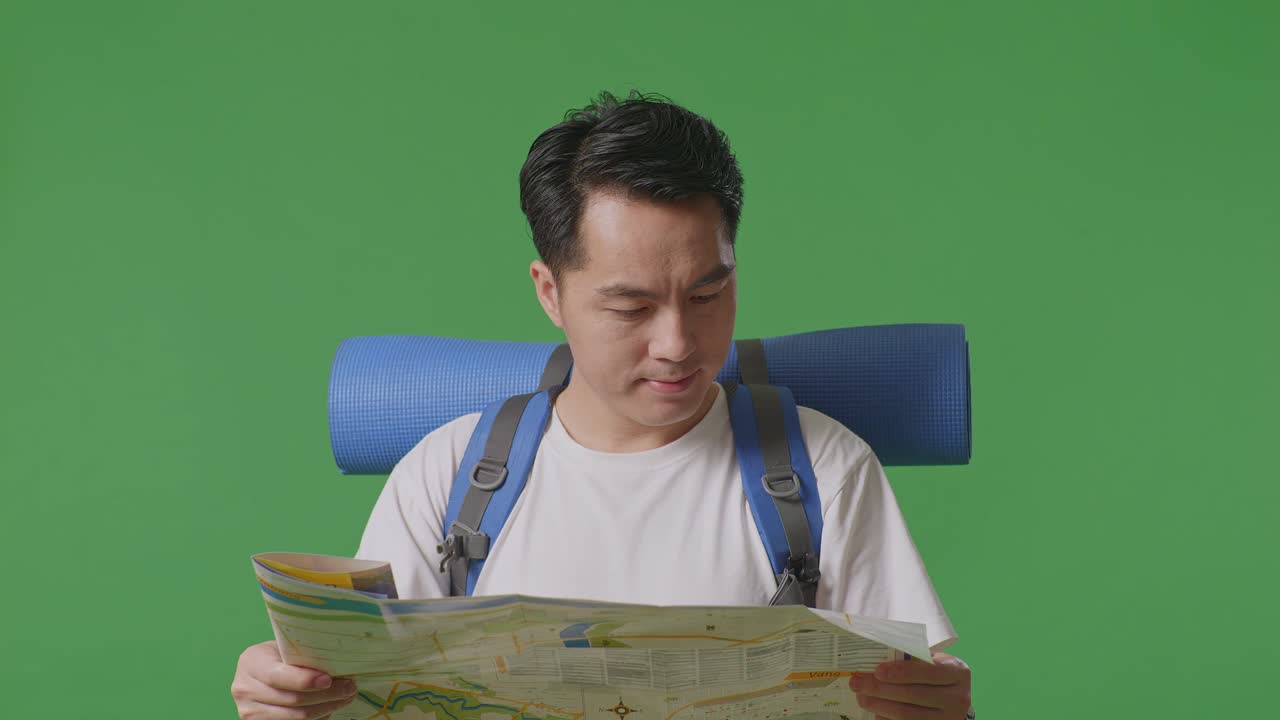 배과 지도를 가진 남자