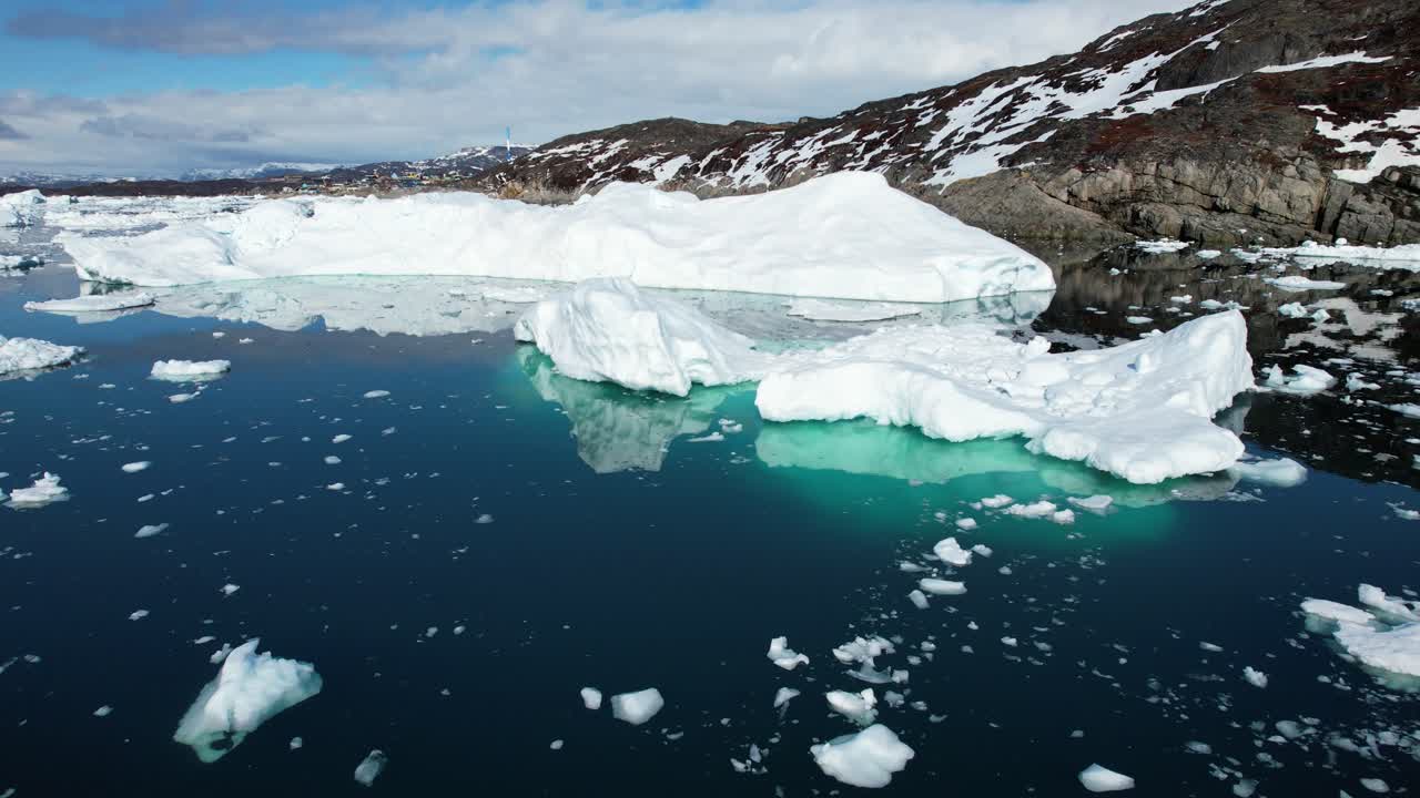 agua pura del océano y un iceberg blanco en groenlandia, vista aérea