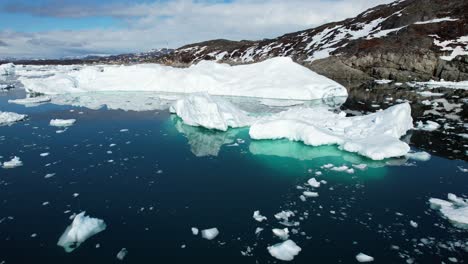 Agua-Pura-Del-Océano-Y-Iceberg-Blanco-En-Groenlandia,-Vista-Aérea