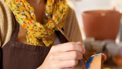 hermosa pintura de alfarero femenino en un plato