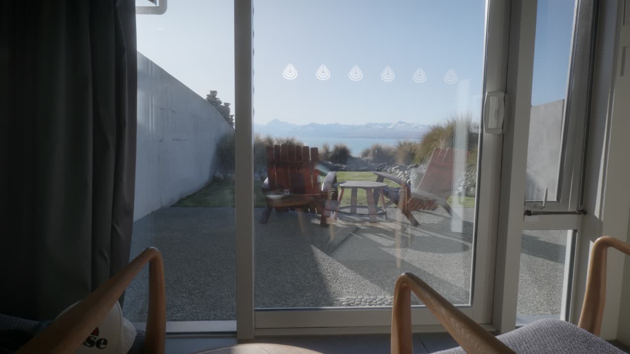 부티크 호텔 내부에서  ⁇ 빛 속의 화려한 산맥을 바라볼 수 있습니다.