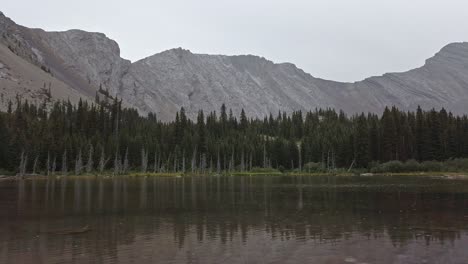 Estanque-En-El-Bosque-Del-Valle-De-La-Montaña-Lluvia-Ligera-Rockies-Kananaskis-Alberta-Canadá