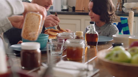 familia feliz desayunando juntos padres preparando cereales para los niños en la cocina en casa