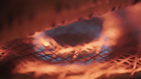 maíz en la mazorca cocinando en una estufa de gas sobre una parrilla a cámara lenta de cerca