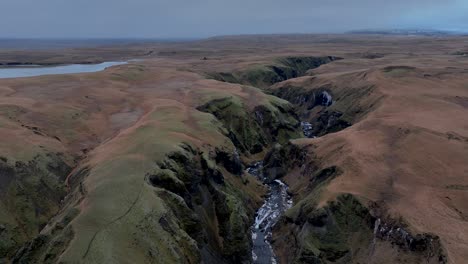 Malerische-Landschaft-Rund-Um-Den-Wasserfall-Stjörnarfoss-In-Südisland---Rückzug-Aus-Der-Luft