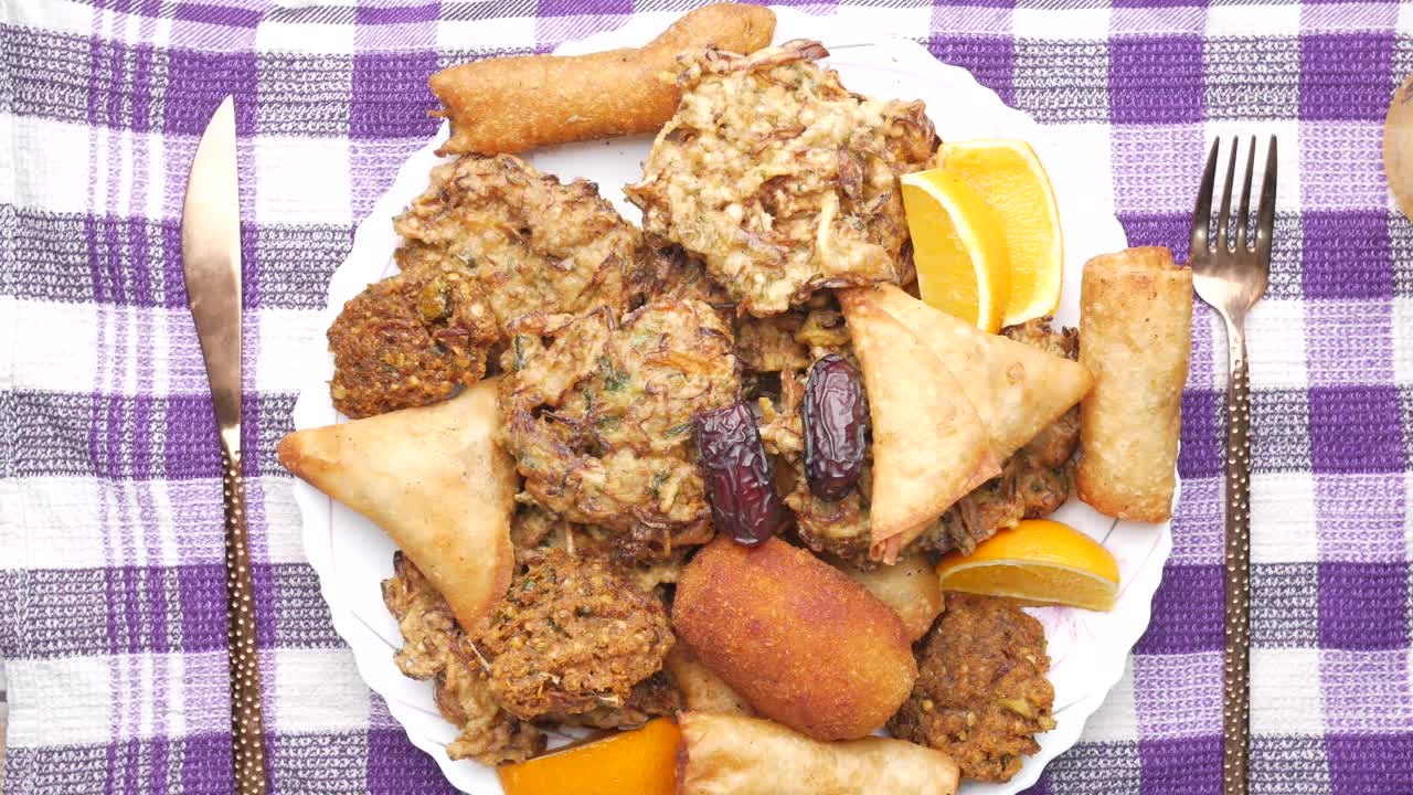 variedad de comida callejera india o pakistaní