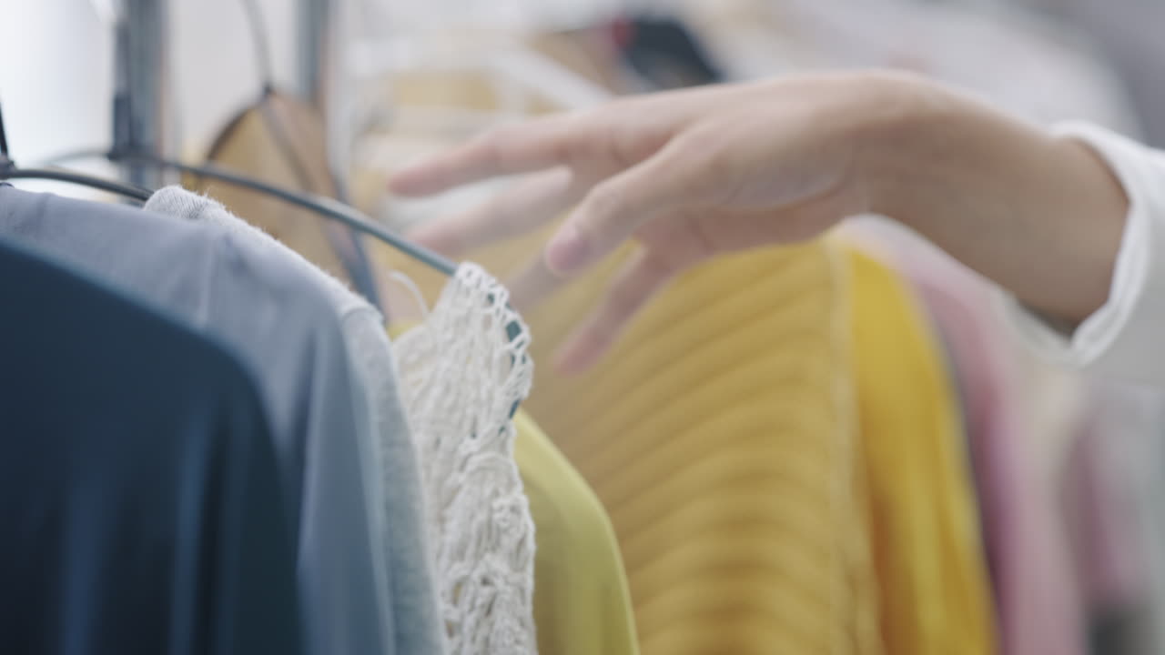 옷을 쇼핑하는 여자