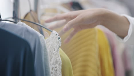 mujer comprando ropa