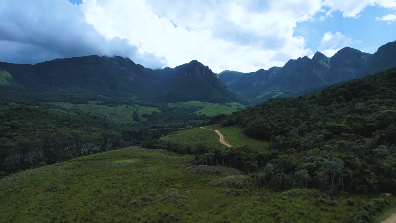 Immagini aeree della strada per la montagna Soldados de Sebold nella città di Alfredo Wagner - Santa Catarina - Brasile meridionale