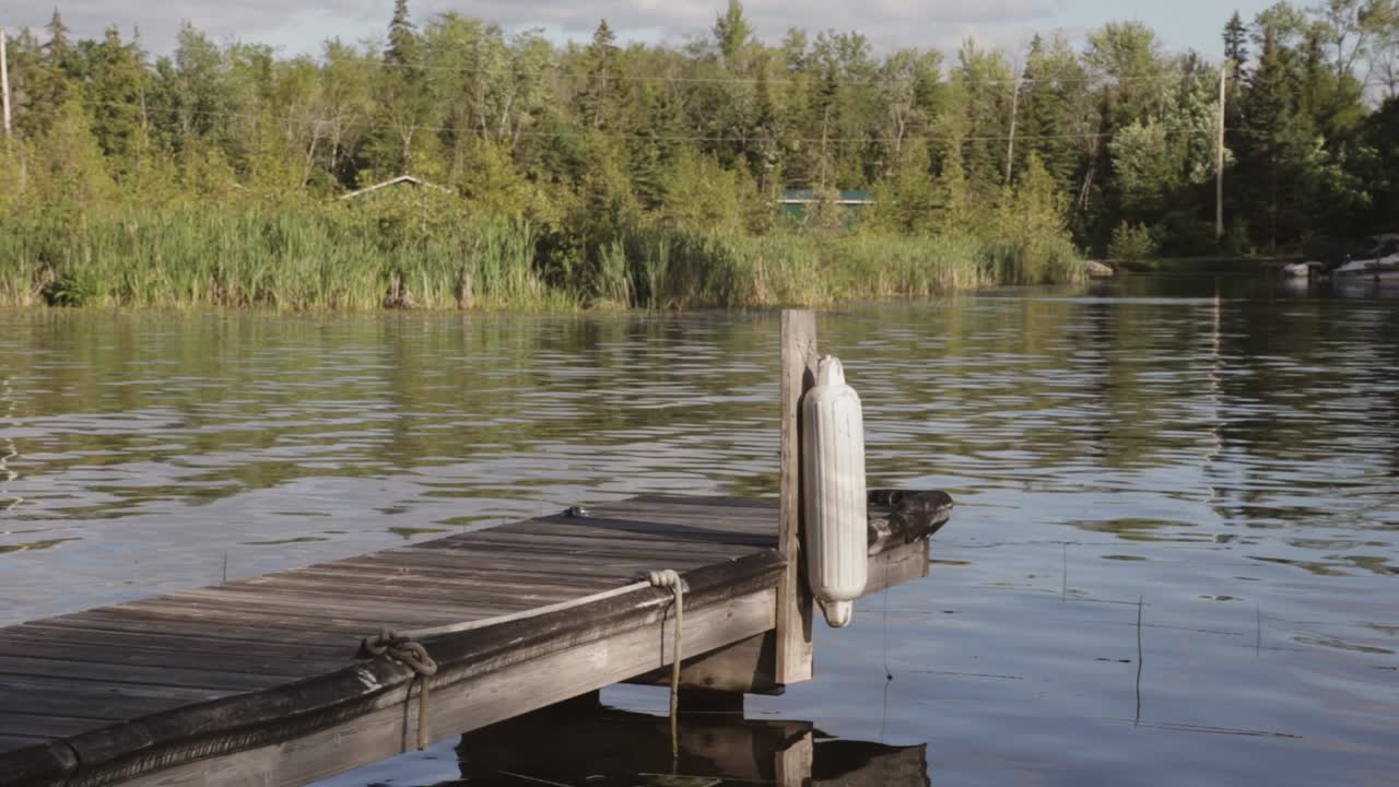 따뜻한 여름 저녁에 호숫가 선착장 가까이
