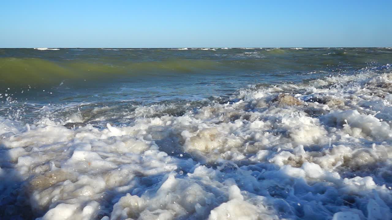 海の波。スローモーション。海の波の撮影。